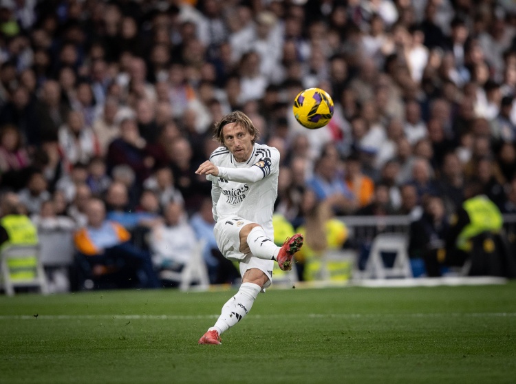 記者：米蘭向莫德里奇提供1+1合同，年薪約350萬歐+獎金