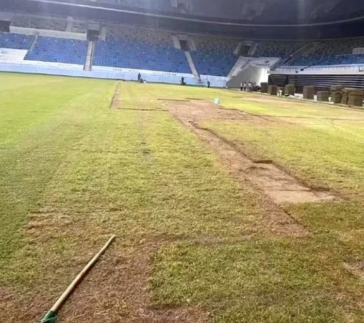 記者：網(wǎng)傳深圳主場(chǎng)草皮情況仍不佳，極易造成申花球員受傷
