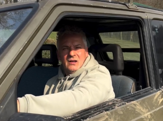 巴喬回憶被搶劫：劫匪把槍塞進(jìn)我兒子嘴里，威脅說要?dú)⒘宋覀? 
                                         class=