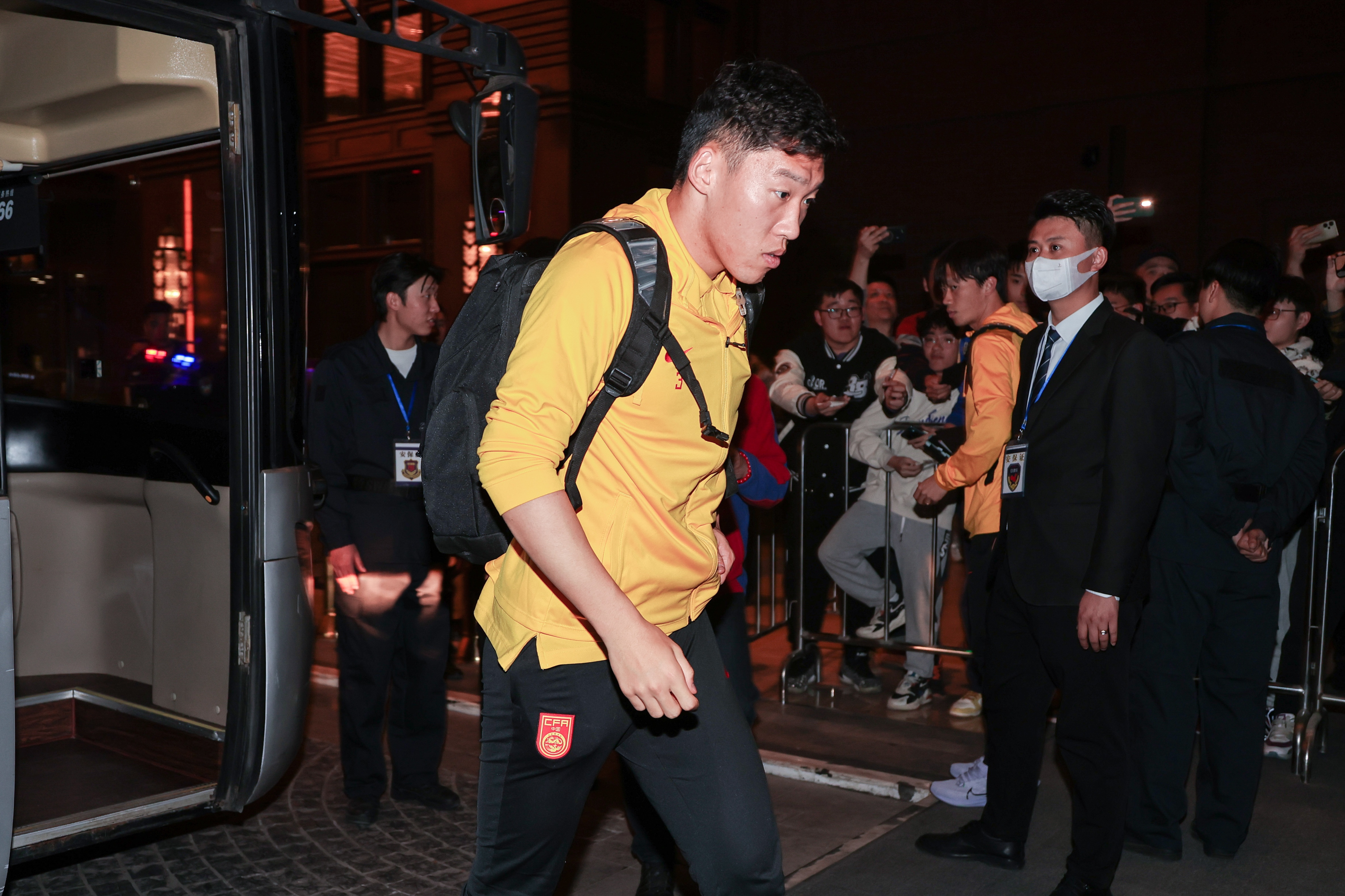 記者：朱辰杰和胡荷韜都將拍片檢查，初步診斷看朱辰杰很可能拉傷