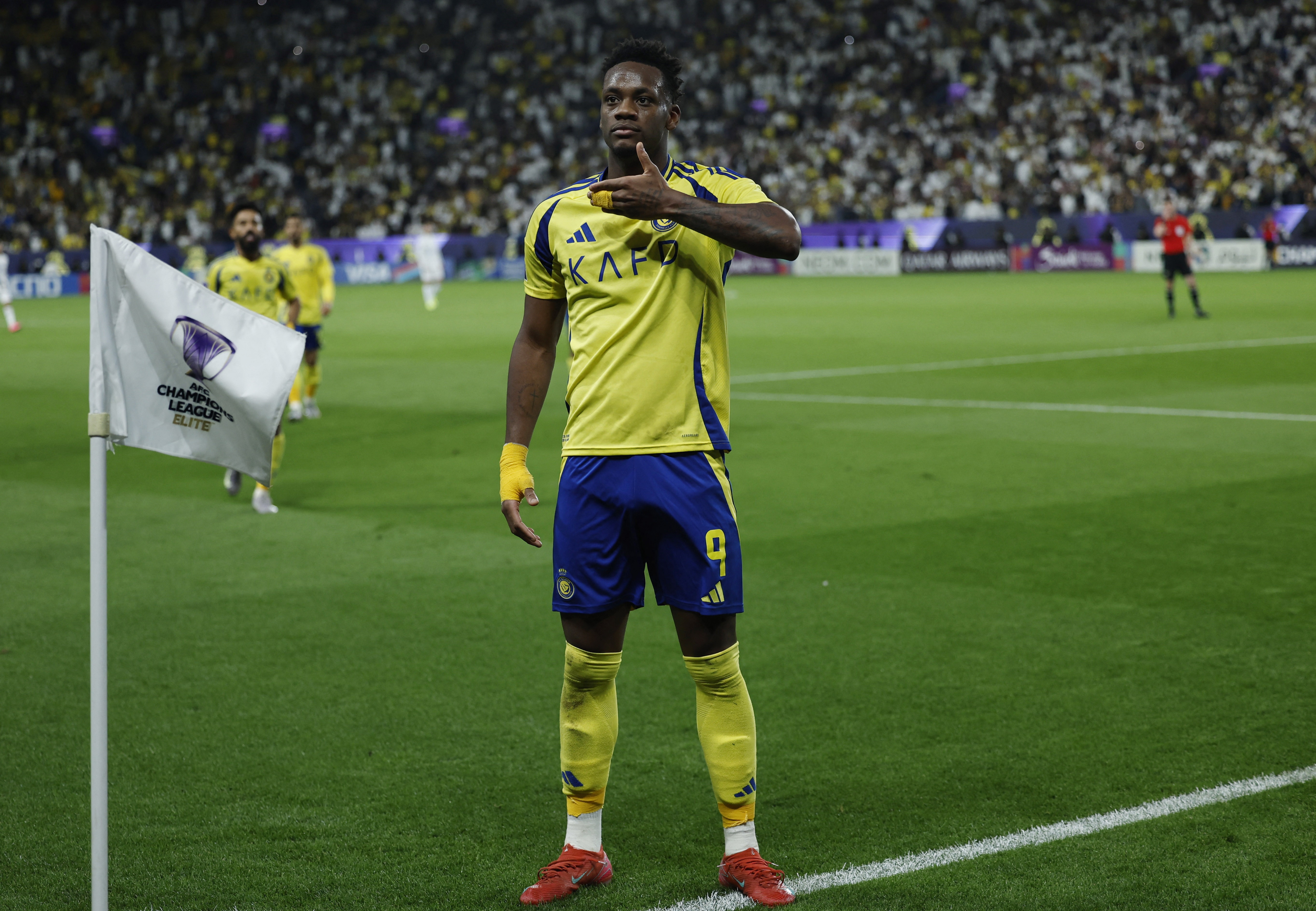 暴脾氣??多位媒體人：杜蘭大鬧國(guó)家隊(duì)更衣室 揪主帥衣領(lǐng)J羅倒地