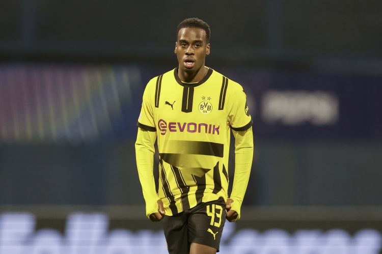 天空體育：切爾西已報(bào)價(jià)求購吉滕斯，希望世俱杯前簽下他