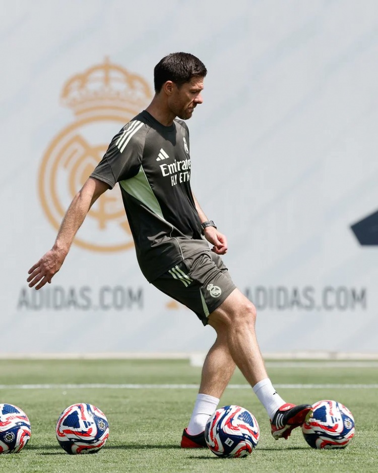 記者談阿隆索帶隊首日：一大早就開會，他在訓(xùn)練中充滿熱情和活力