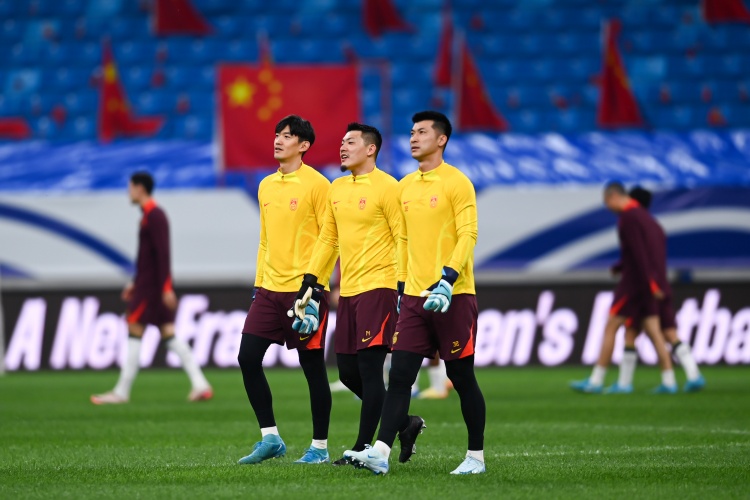 足球報(bào)：30+的球員基本要告別國(guó)足 有合適人選歸化可以繼續(xù)推進(jìn)