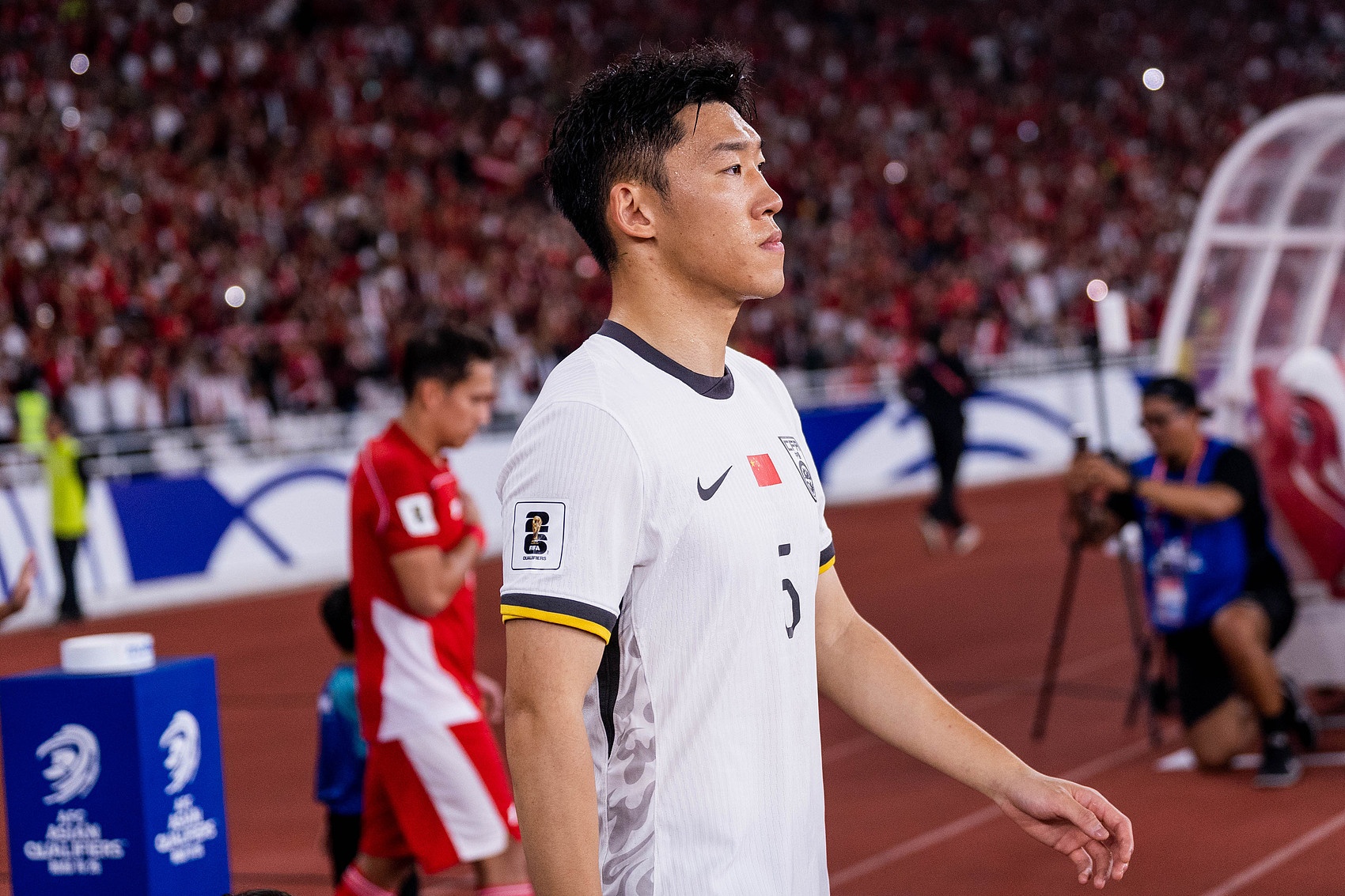 記者：國(guó)足好歹去亞洲最高水平舞臺(tái)見(jiàn)過(guò)世面了，抓緊換帥別磨嘰了