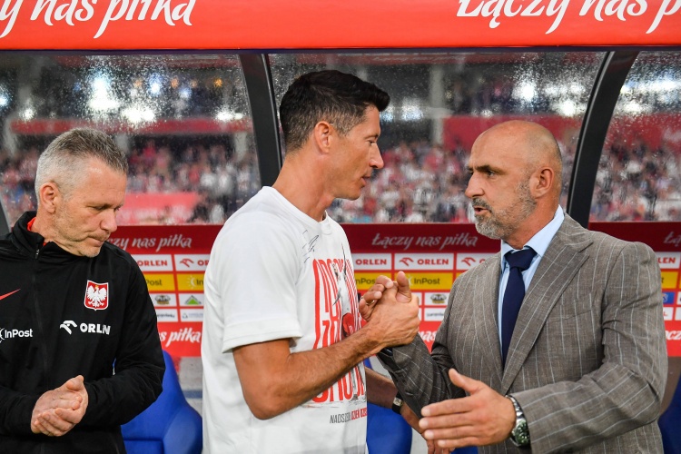 積怨已久？波蘭媒：得知主帥撤了萊萬隊長后，波蘭更衣室響起掌聲