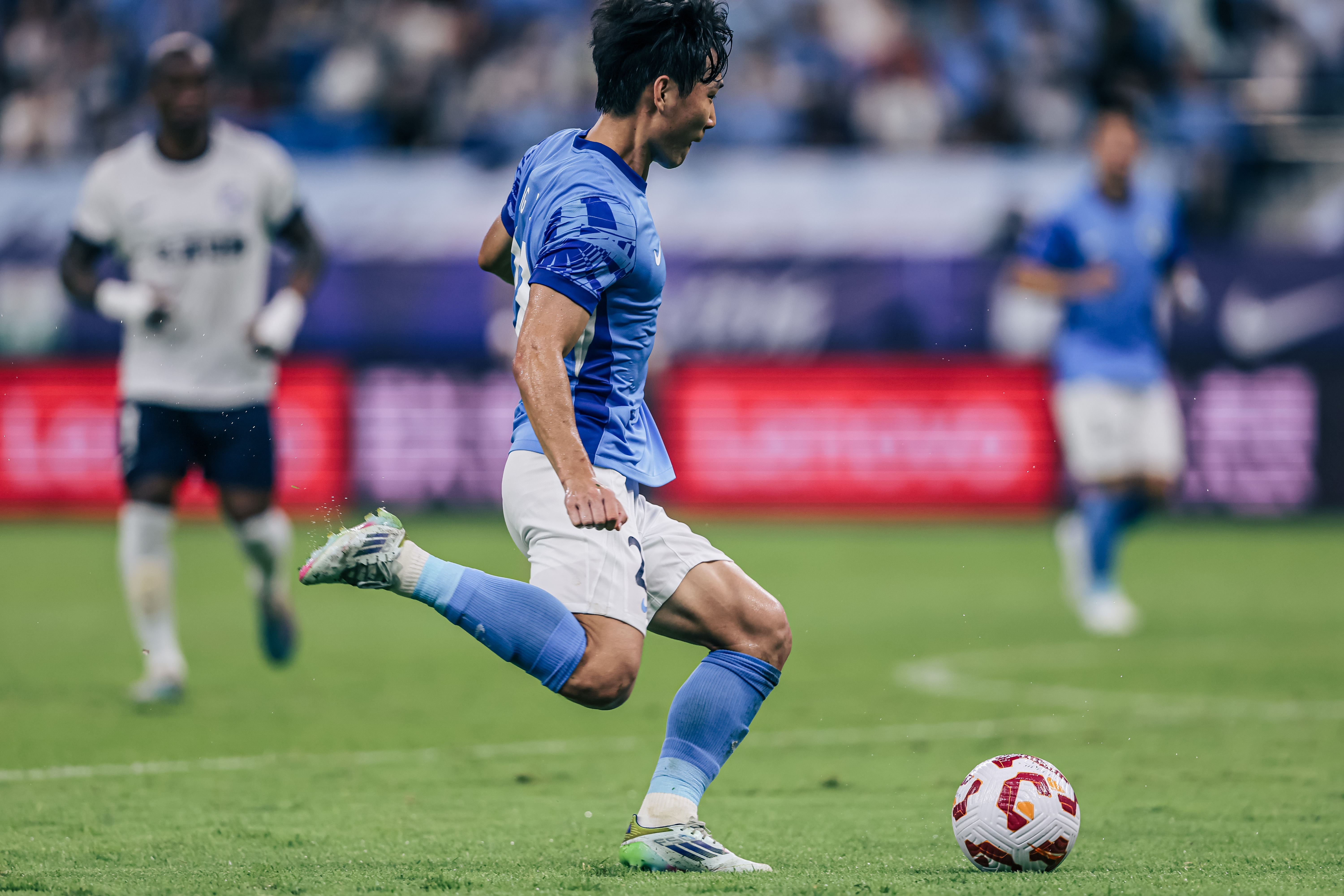 太慘了！張昱杰解圍送點(diǎn)還重傷，右膝交叉韌帶斷裂+副韌帶斷裂！