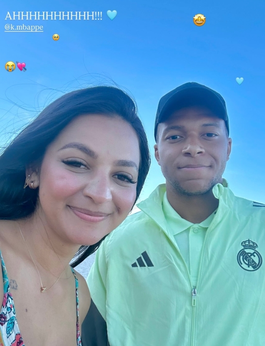 姆巴佩在腸胃炎后留胡須頗顯滄桑??在海邊散步與球迷合影