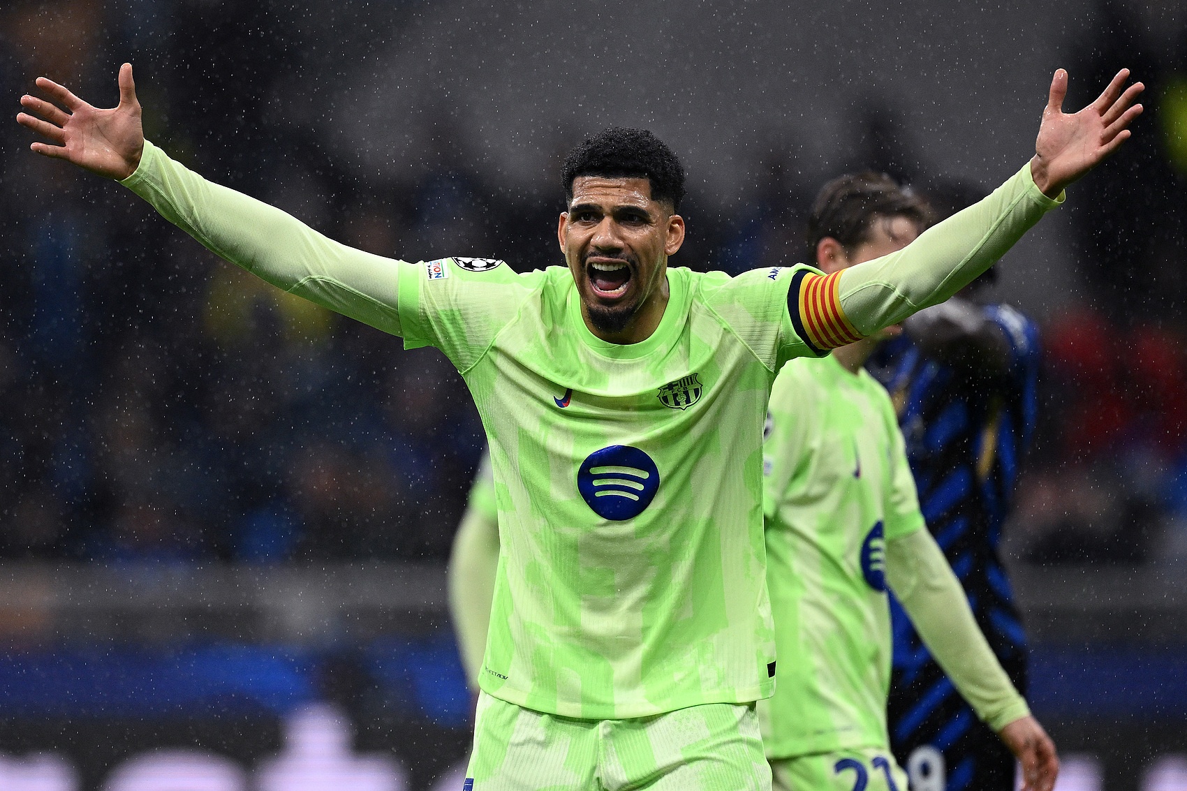 德科：不打算讓阿勞霍離隊(duì)，他是最佳后衛(wèi)之一&受到不公平批評(píng)