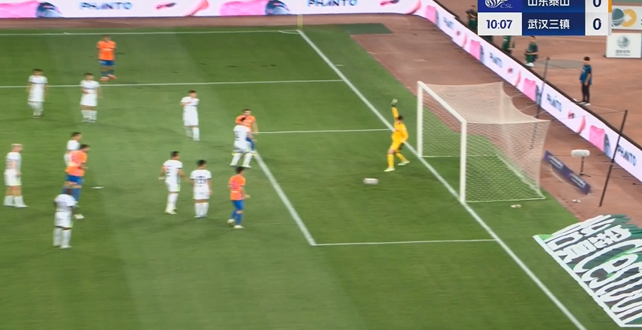 這球差點！卡扎禁區(qū)內轉身掃射中柱，盧永濤跟進補射打偏