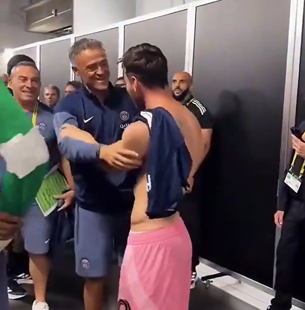 老熟人！賽后梅西與恩里克、多納魯馬、金彭貝等人熱聊