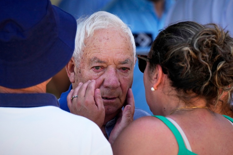 白發(fā)人送黑發(fā)人??若塔祖父參加守靈儀式，眼眶通紅