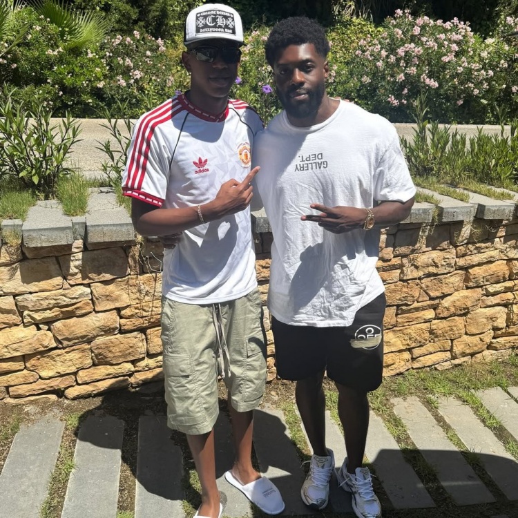 你也是兒魔夢(mèng)？亞馬爾身穿曼聯(lián)球衣與球迷合影