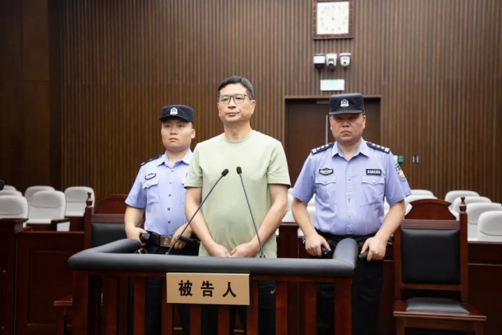 原上港集團(tuán)總裁嚴(yán)俊犯受賄罪，被判有期徒刑十二年，罰金二百萬元