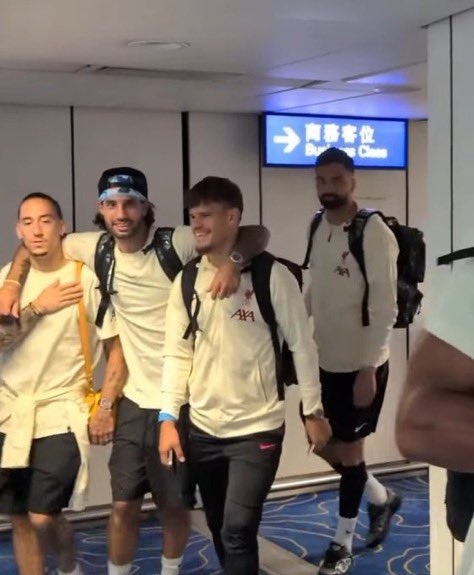 利物浦全隊(duì)已抵達(dá)中國(guó)香港機(jī)場(chǎng)，將備戰(zhàn)7月26日對(duì)陣米蘭的友誼賽