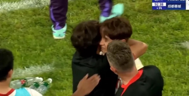 人民網(wǎng)：體育場(chǎng)不是泄憤場(chǎng)，球迷看臺(tái)也不是“耍流氓”的法外之地