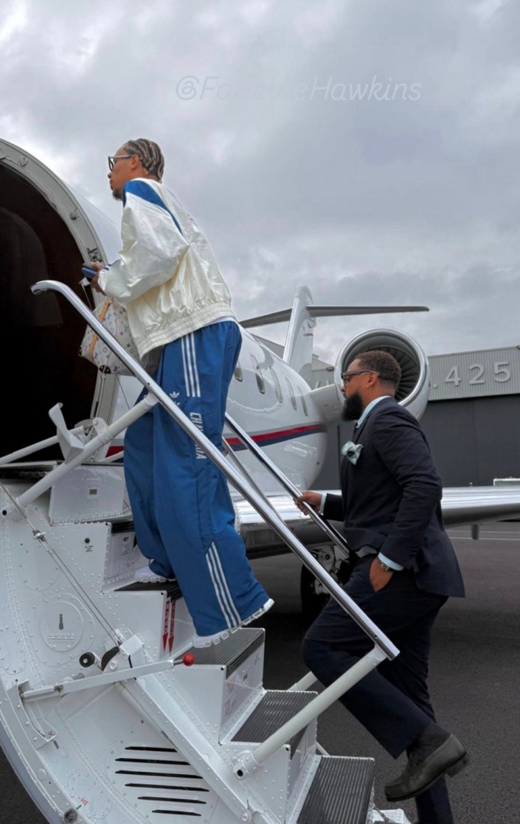 記者：?；倏伺c經(jīng)紀(jì)人正在飛往利物浦的航班上，今日完成體檢