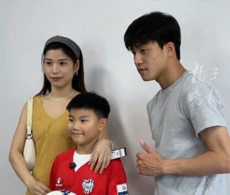 球場哭泣的鹽城小球迷獲贈簽名球衣和足球，露出開心笑容