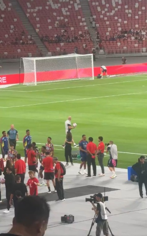 記者：加布里埃爾和廷伯在球場邊，今天兩人都不在陣容名單中