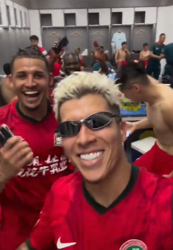 晉級(jí)足協(xié)杯四強(qiáng)！河南隊(duì)賽后更衣室慶祝：納薩里奧戴墨鏡領(lǐng)舞