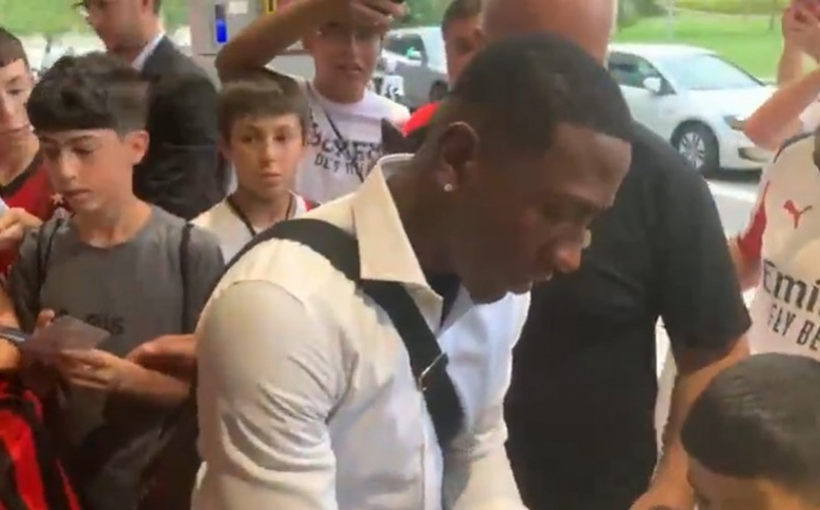 新援加盟！埃斯圖皮尼安已抵達簽約現(xiàn)場，并為球迷簽名