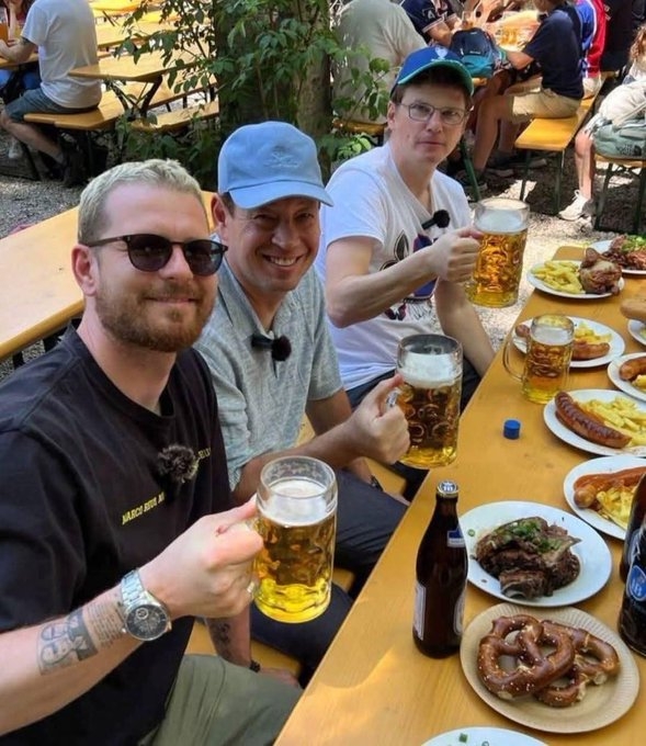 曾單場進利物浦四球！44歲阿爾沙文近照：面容變化大＆與友人聚餐