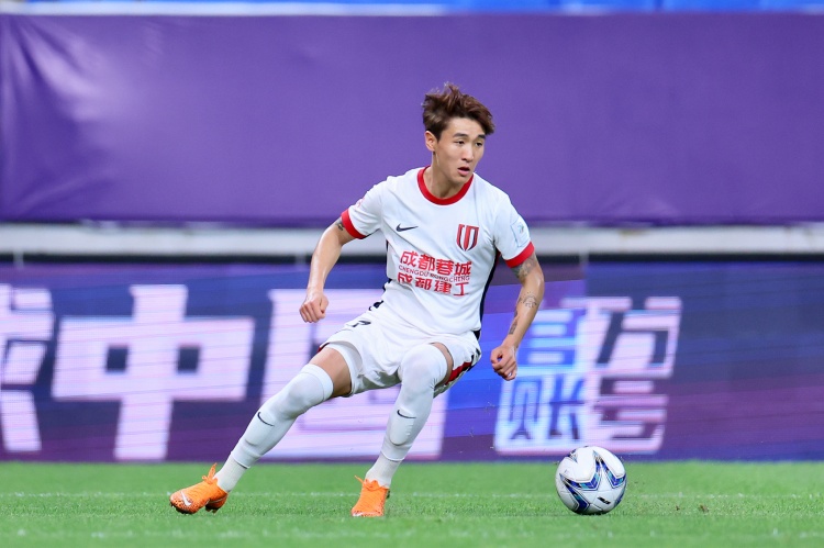 足球報評蓉城贏球：一周來處于輿論風暴中，蓉城和韋世豪都穩(wěn)住了