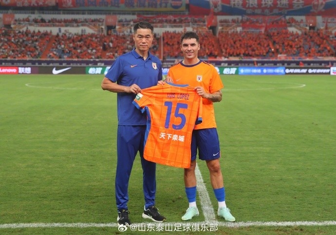 比賽賽前，泰山總經(jīng)理宿茂臻為新援路易斯-洛佩斯頒發(fā)15號球衣