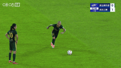 這下夠痛......米特里策任意球擊中圖多列面部，后者短暫倒地不起