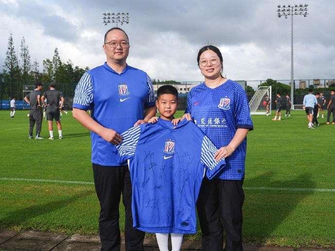 東體：藍血人變身白衣天使，醫(yī)生幫病人恢復(fù)心跳后受邀觀申花訓(xùn)練