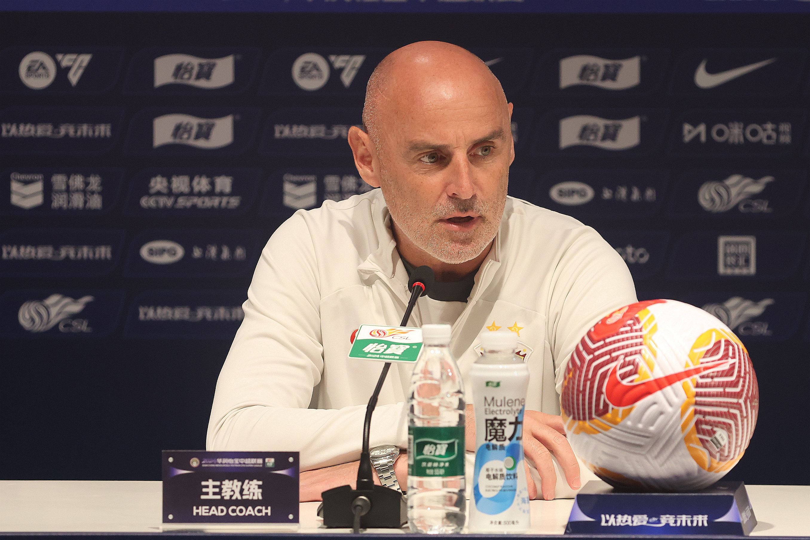 東體：穆斯卡特賽后久久沒有離開，海港需下個轉(zhuǎn)會窗口繼續(xù)調(diào)整