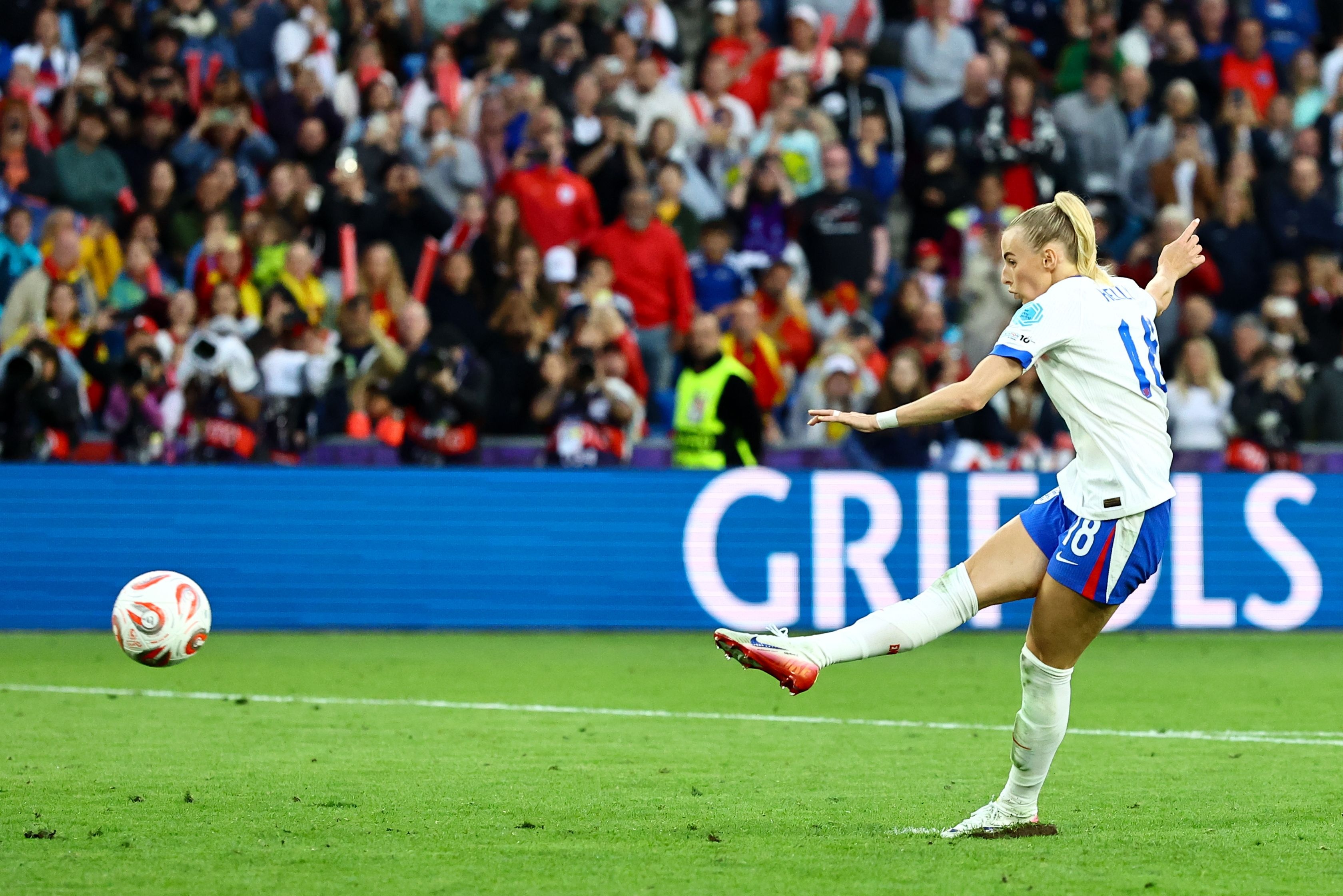 記者：英國(guó)政府宣布，計(jì)劃大幅增加設(shè)施分配給女足的使用時(shí)間