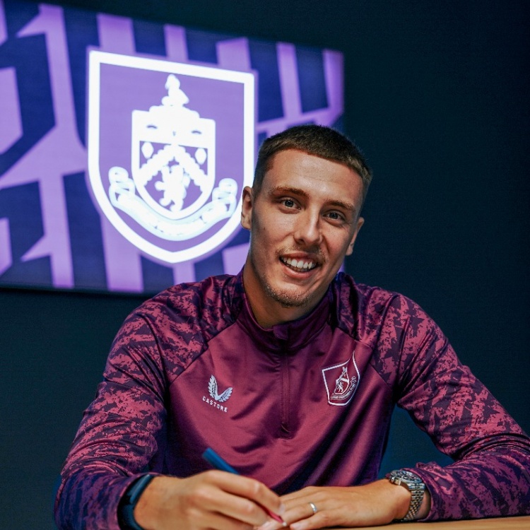 官方：伯恩利與23歲中衛(wèi)艾斯特福續(xù)約，新合同為期五年