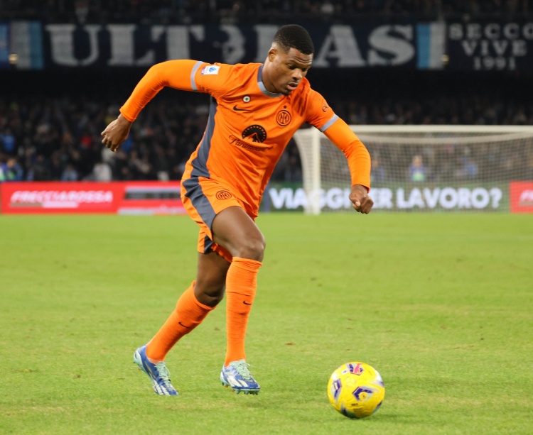 每體：門德斯推動(dòng)鄧弗里斯去巴薩，但巴薩無力承擔(dān)2500萬歐解約金