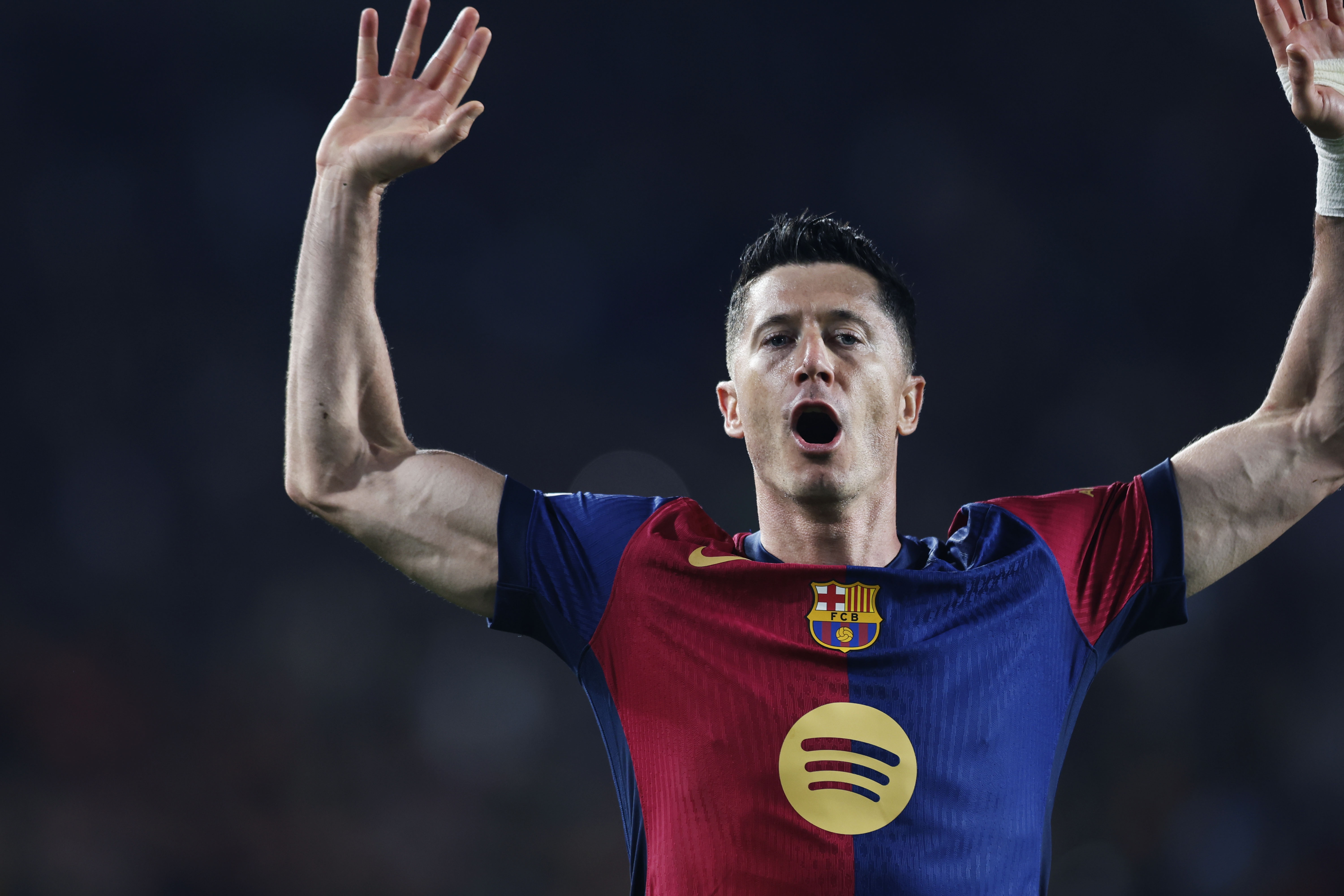 每體：萊萬一心只想留巴薩&全神貫注于新賽季，他要沖擊所有冠軍