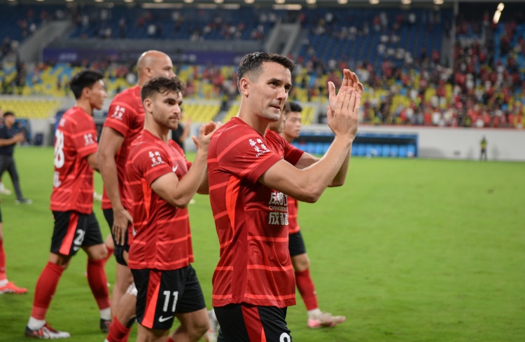 足球報(bào)：圈內(nèi)人士看來(lái)，這場(chǎng)3-0是蓉城邁向亞洲頂級(jí)俱樂(lè)部的起點(diǎn)