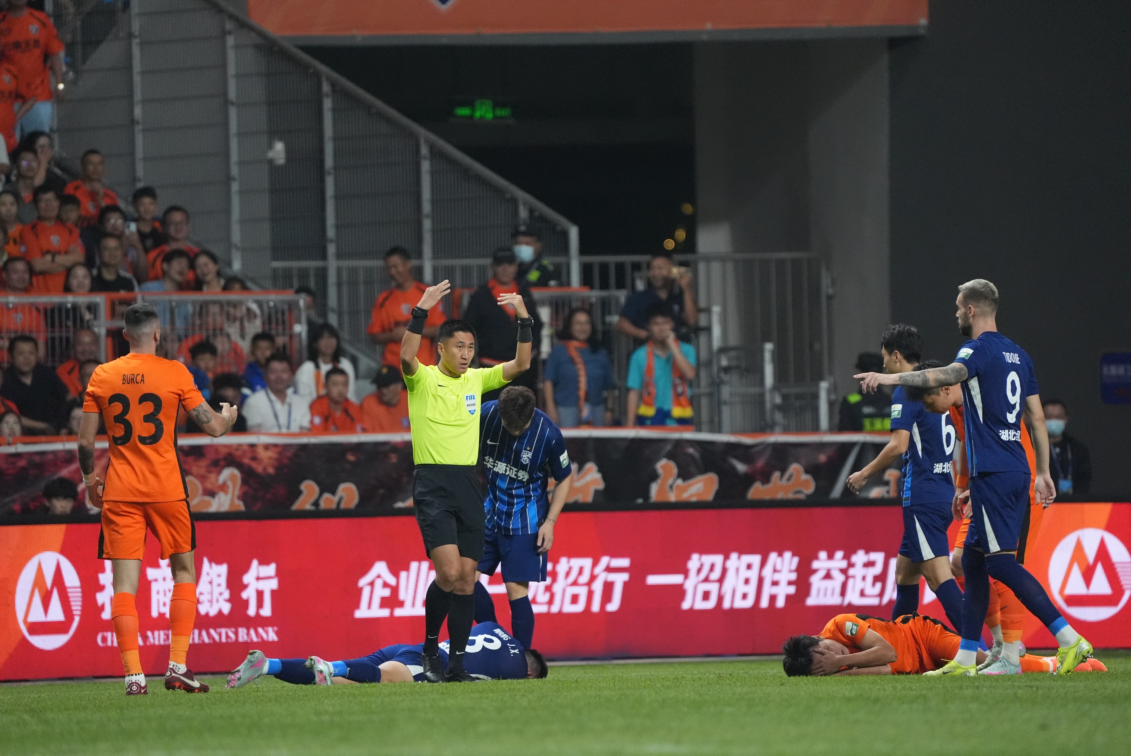 因在比賽中被沖撞頭部后出現(xiàn)短暫暈眩，張祥碩已送往醫(yī)院檢查