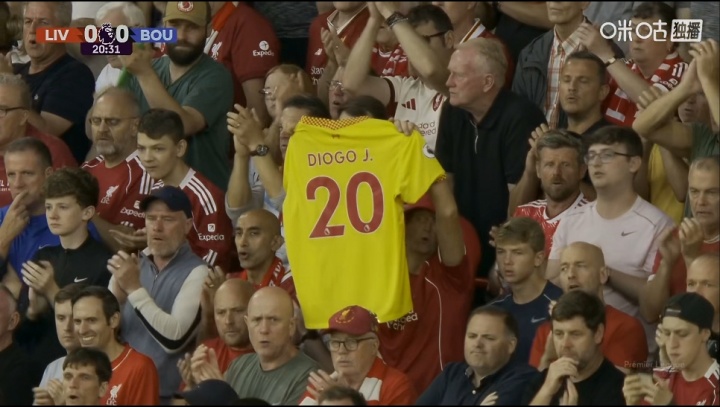 悼念若塔，比賽第20分鐘安菲爾德全場觀眾鼓掌