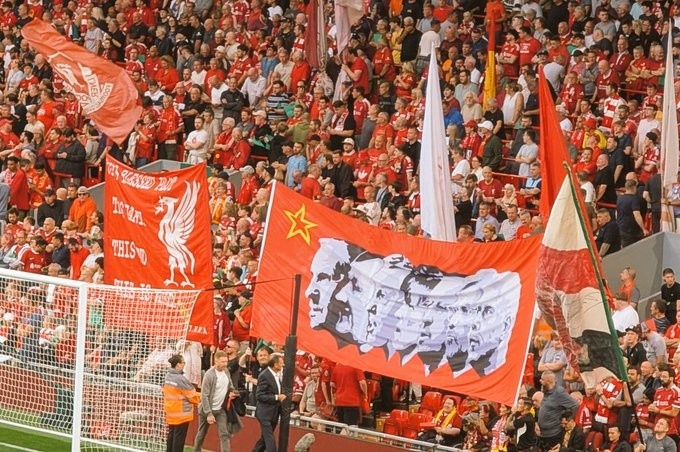 利物浦球迷將斯洛特列入傳奇主帥橫幅，與克洛普等人并列