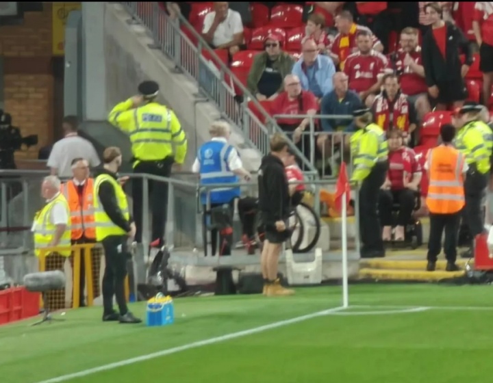 正義執(zhí)行！球迷拍到種族歧視塞梅諾的輪椅球迷，被警察當(dāng)眾驅(qū)逐