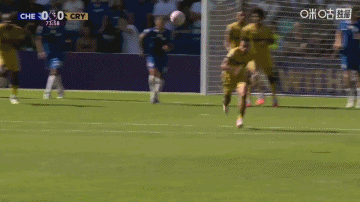 這球有點狠！埃斯特旺飛鏟穆尼奧斯染黃 后者護腿板都掉出來了...