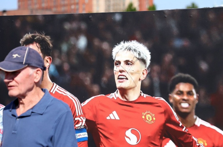 引發(fā)不滿！球迷號(hào)：老特拉福德球場(chǎng)外，有加納喬形象的海報(bào)遭破壞