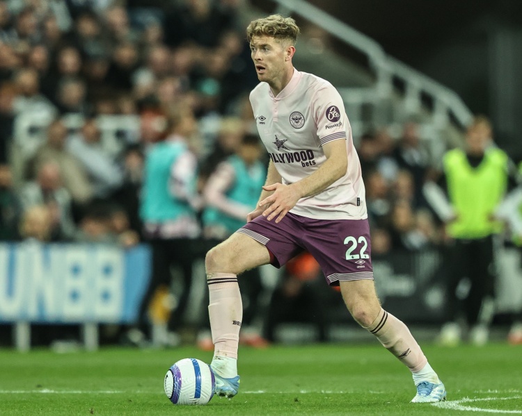 郵報(bào)：曼聯(lián)、利物浦和熱刺關(guān)注布倫特福德24歲中衛(wèi)科林斯