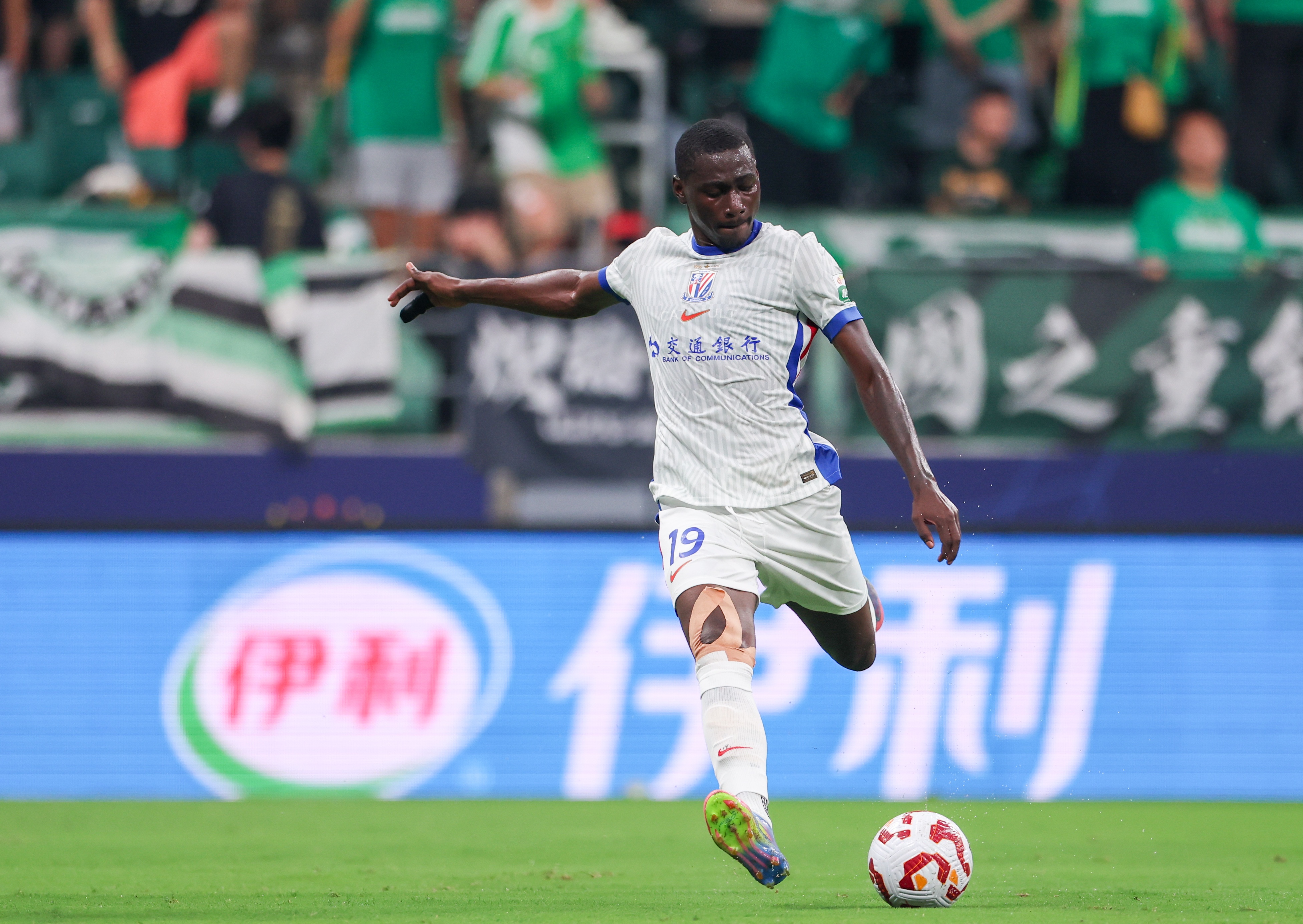 足球報(bào)談申花啞火：楊皓宇難替代特謝拉，阿蘇埃和路易斯不來電