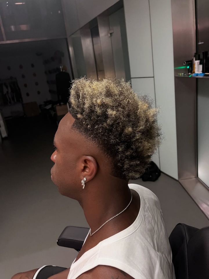 怎么樣？維尼修斯精修一下?tīng)C頭的發(fā)型，開(kāi)啟新賽季征程