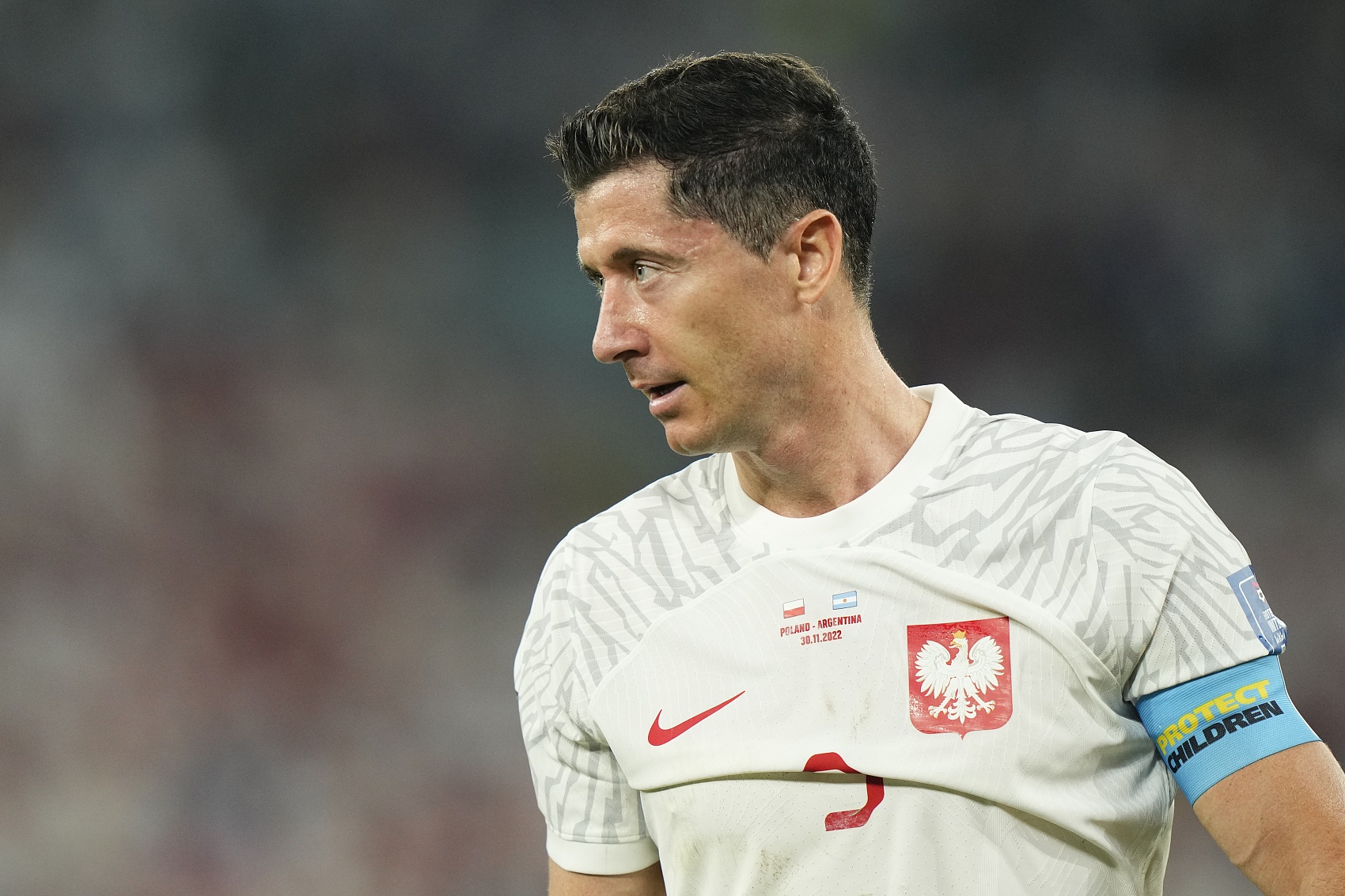 波蘭主帥：我會(huì)在國(guó)家隊(duì)下次集訓(xùn)前解決隊(duì)長(zhǎng)問題，球迷們支持萊萬(wàn)