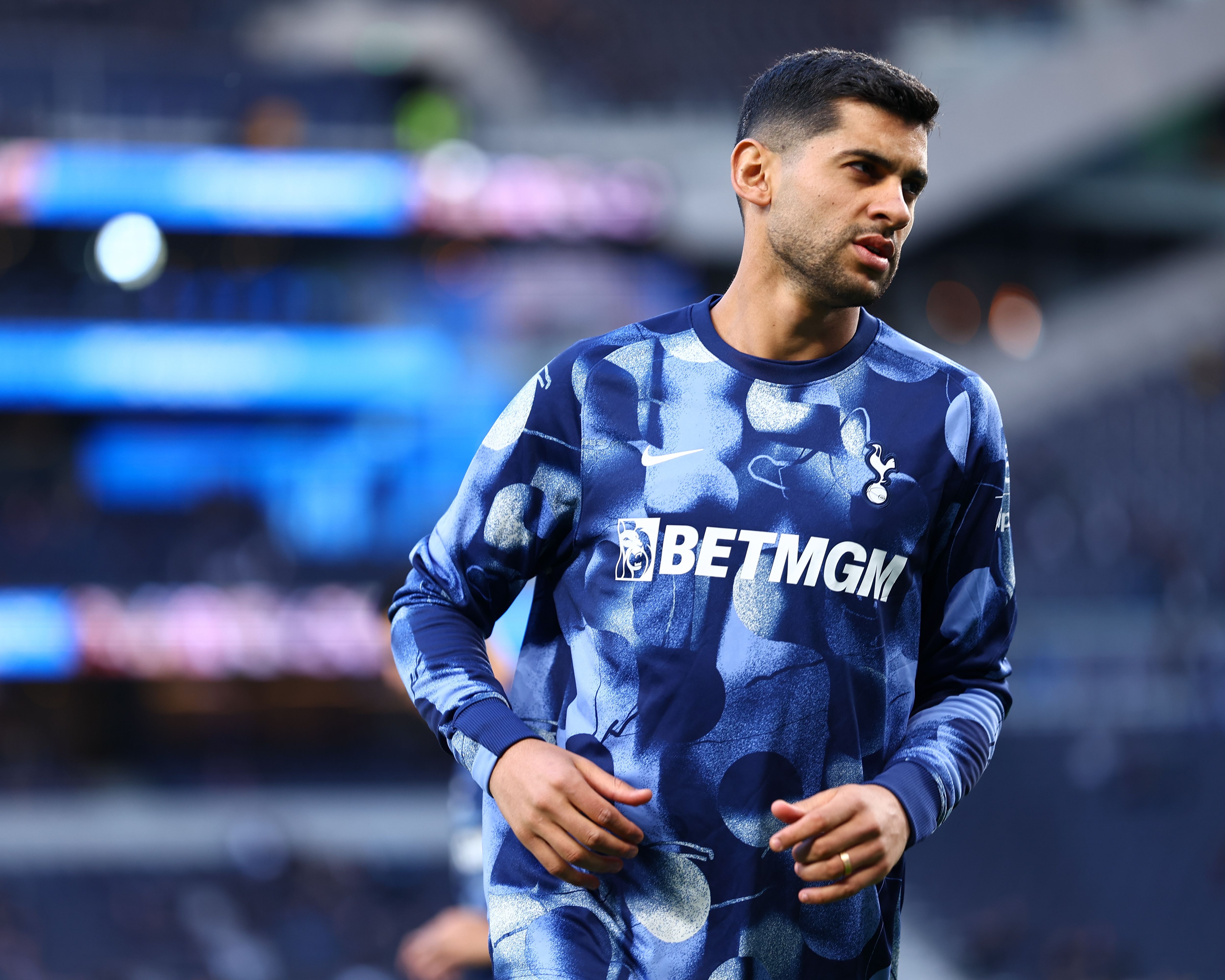 TA：熱刺續(xù)約羅梅羅助力多線作戰(zhàn) 埃澤和薩維尼奧仍然是目標(biāo)