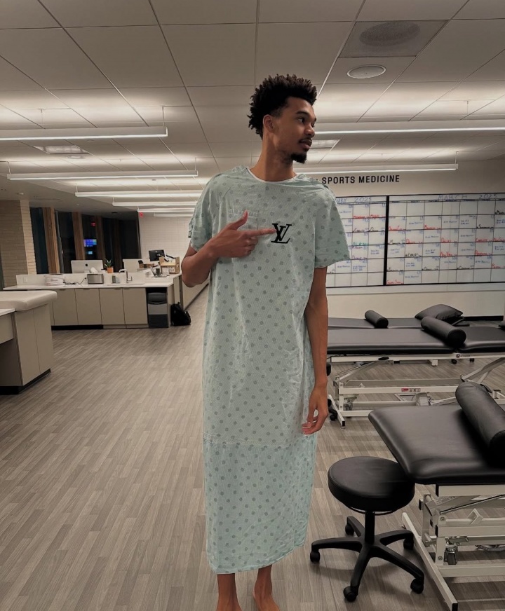 上萬的病號服？文班更新休賽期動態(tài) 連病號服都是LV的