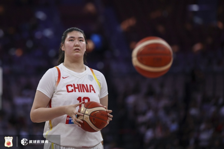 亞洲杯場均14分鐘15.6分！媒體人：山東女籃以不菲代價簽下張子宇