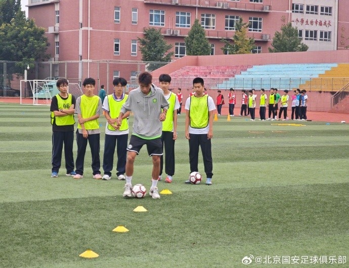 北京國安走進(jìn)建大附中，給學(xué)生們帶來一堂足球公益體驗課